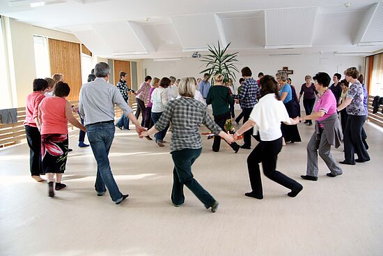 Tanzend sich auf Weihnachten vorbereiten