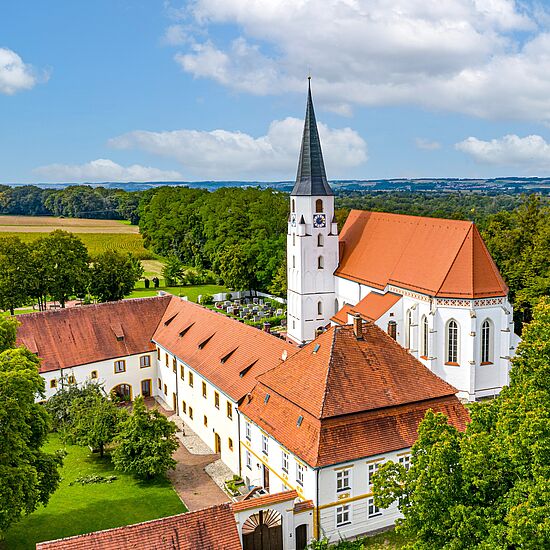 Kirche und Wirtshaus:
Pfarrkirche St. Peter und Paul 
und Gasthaus Sigl Loiching